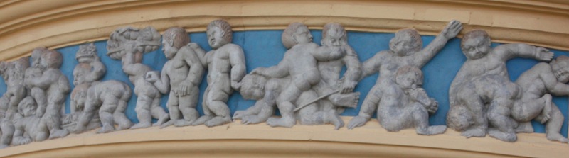Detailausschnitt des „Kinderfries“ , eines der wenigen originalen Überbleibselö der Schütz-Zeit in Dresden