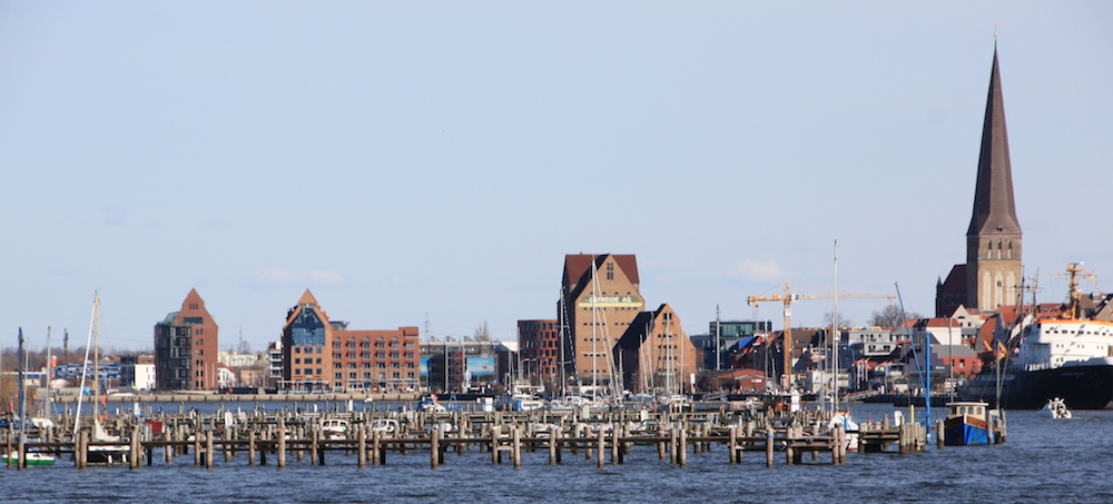 oben: Die Rostocker Skyline von der Warnow aus