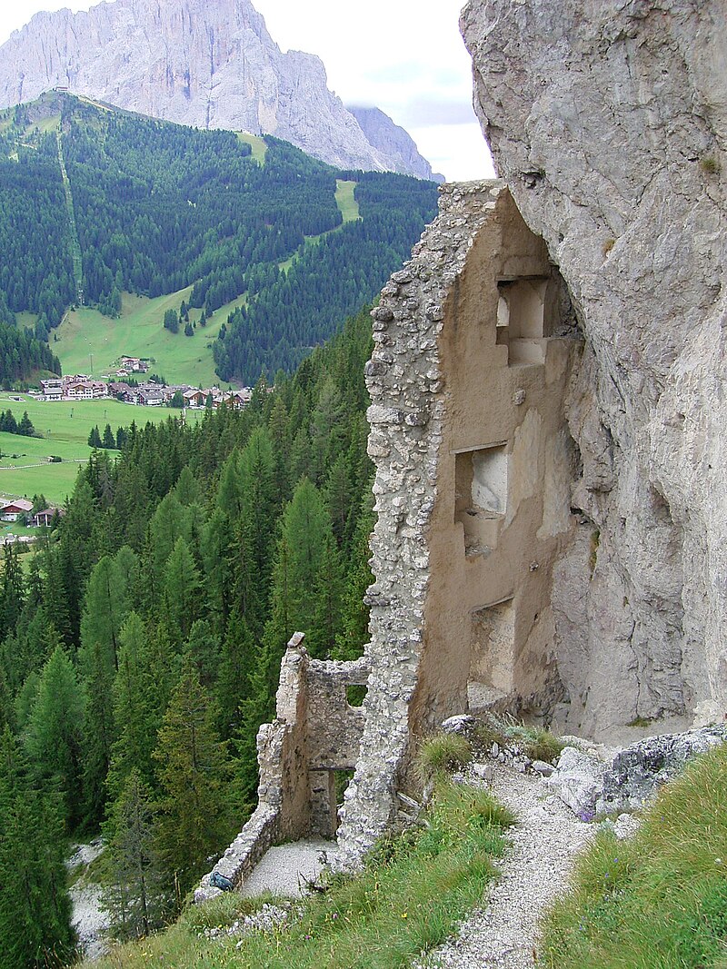 Die Burgruine ist nur zu Fußmerreichbar, bei schlechte Wetter lässt man es lieber