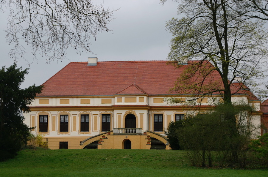 Schloß Caputh von der Gartenseite aus.