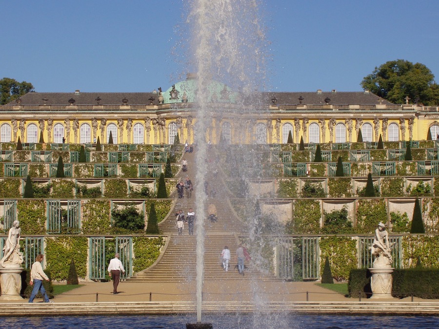 Schloß Sanssouci von der Westseite.