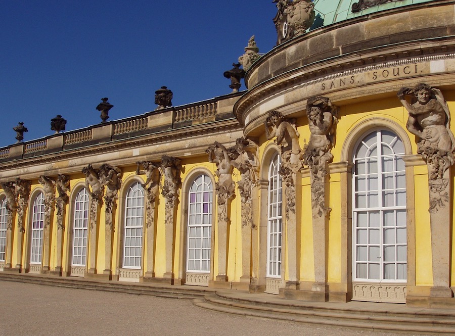 Schloß Sanssouci von der Gartenseite (Süden) am Nachmittag