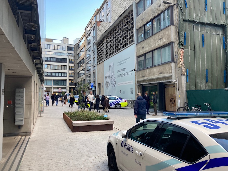 Die Diamantenstraße bei Ladenschluß- von der Polizei gesichert