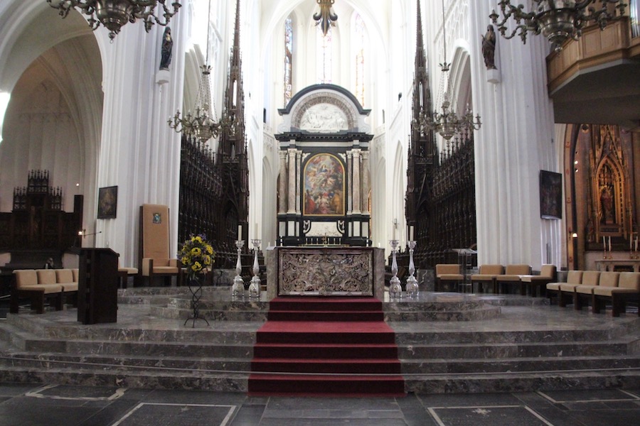 Beleuchtung des Altars im Sonnenlicht