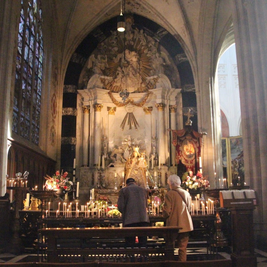 Mantelmadonna auf dem Marienaltar im Marienschiff