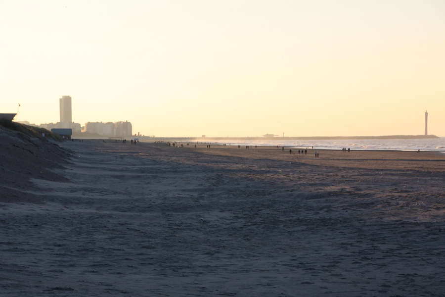 Strand von Bredene mit Aussicht auf Oostende