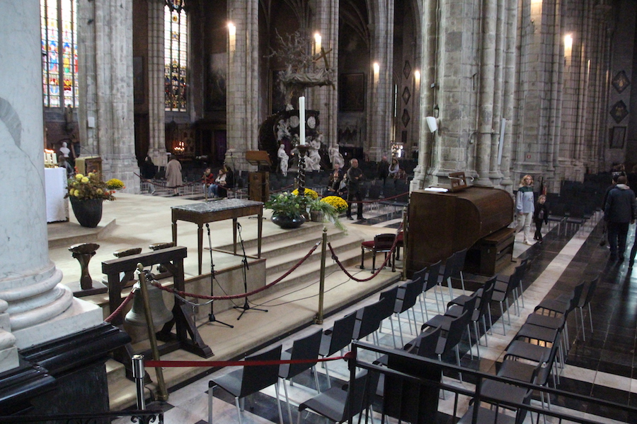 Am Altar kann man die Größe der Kathedrale erahnen.