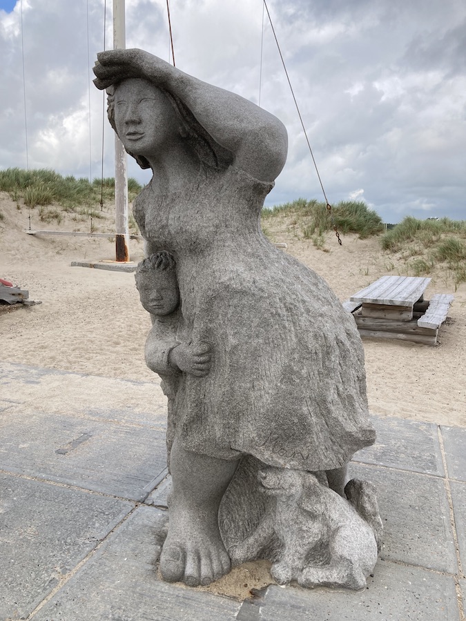 Fischerfrauendenkmal von Jens Erik Kjeldsen am Strand von Agger