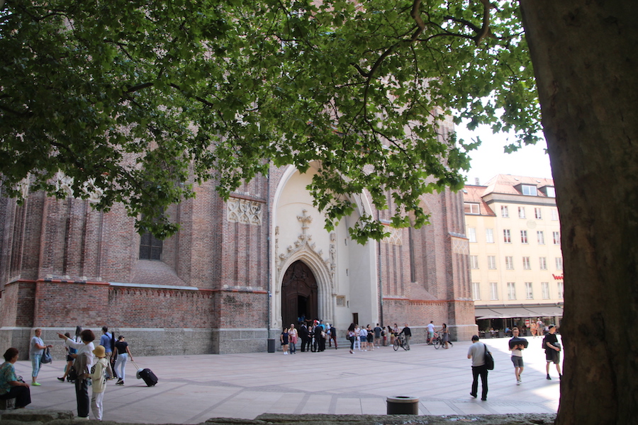 Der untere Teil der Frauenkirche vom Frauenplatz aus gesehen