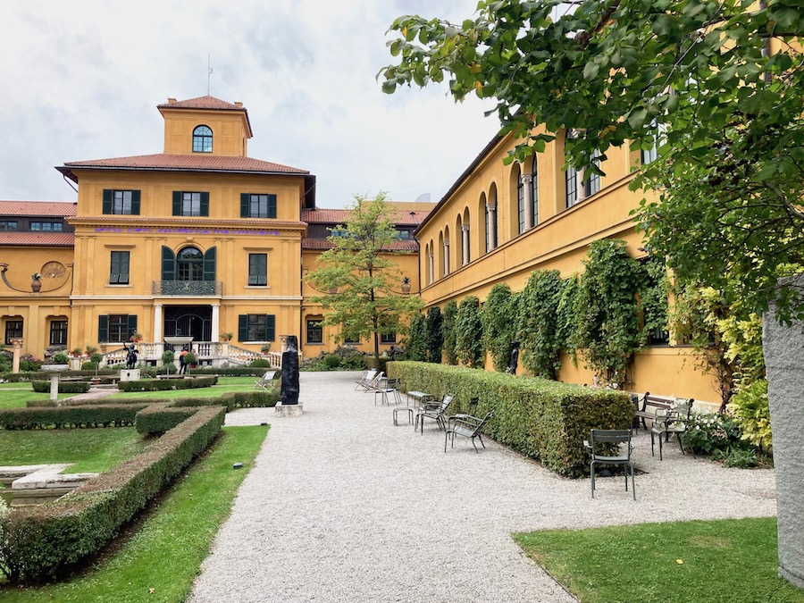 Der Garten des Lehnbachhauses (durch das Gitter fotografiert)