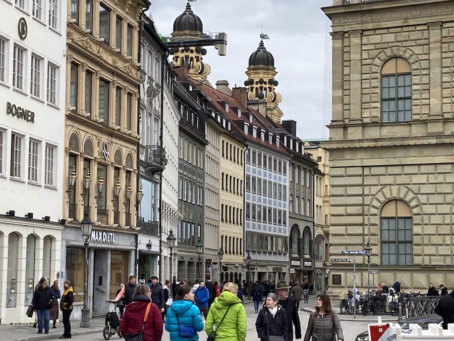 Der Max-Joseph-Platz ungeschminkt und ungeschönt.