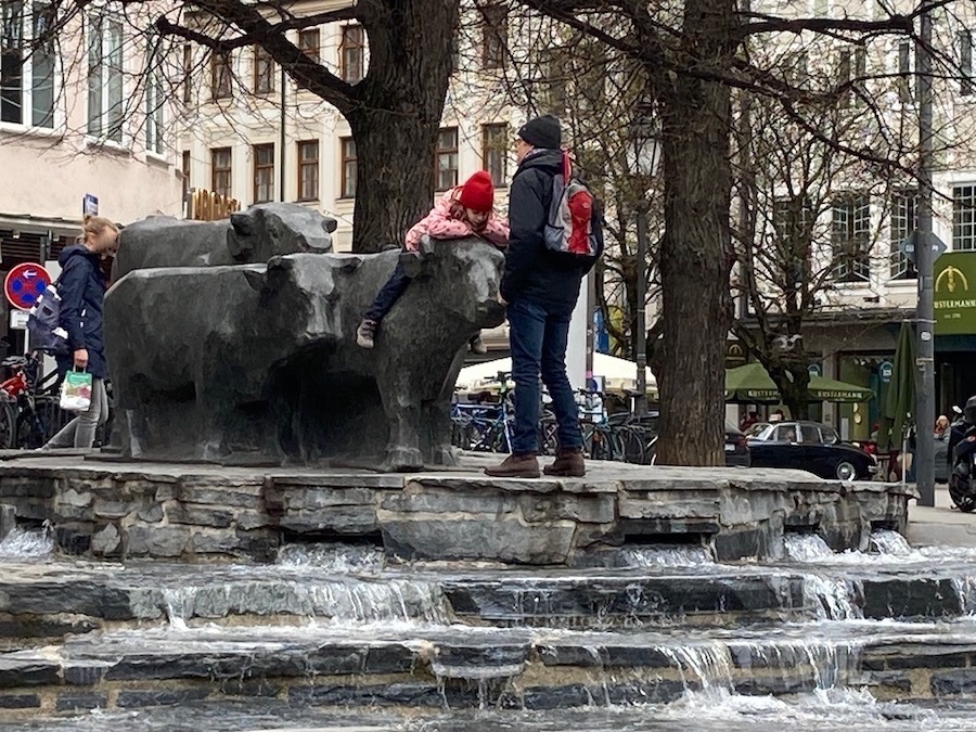 Die Rinder am Brunnen verweisen auf die Geschichte