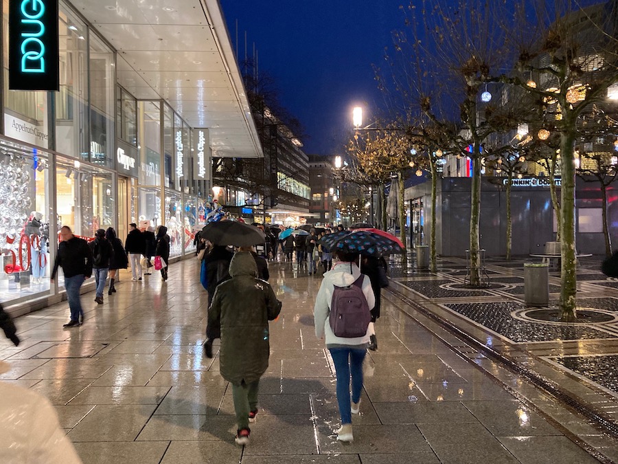 Die Zeil im Januar 2023 am späten Nachmittag.