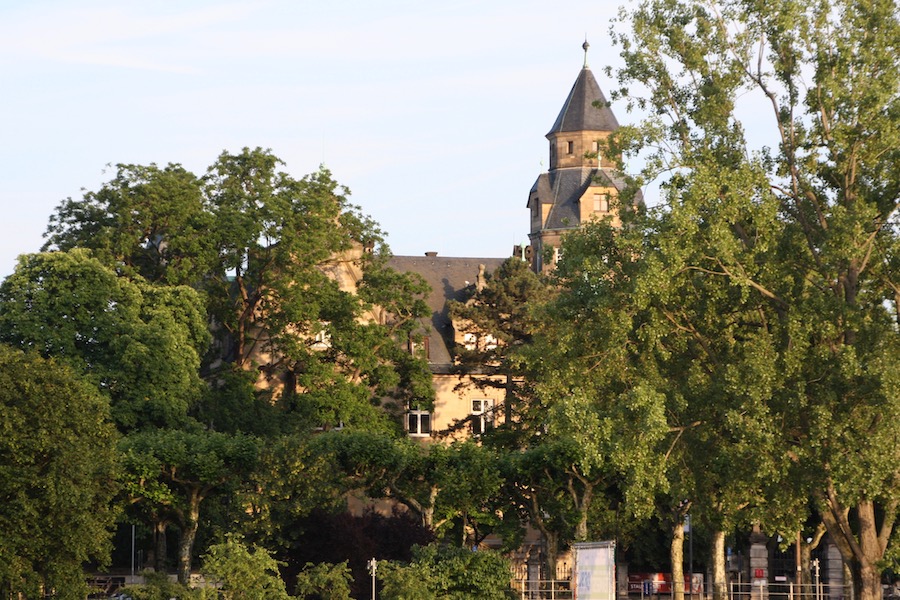 Versteckt hinter den Bäumen liegt das Liebighaus auf der Sachsenhausener Seite.