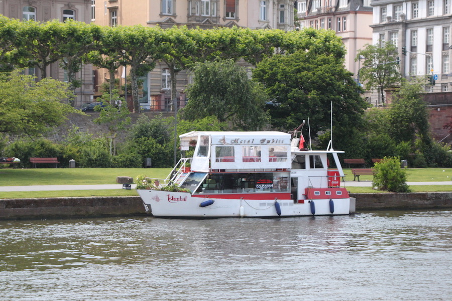 Das Freßbdenschiff „Istanbul“ am Main