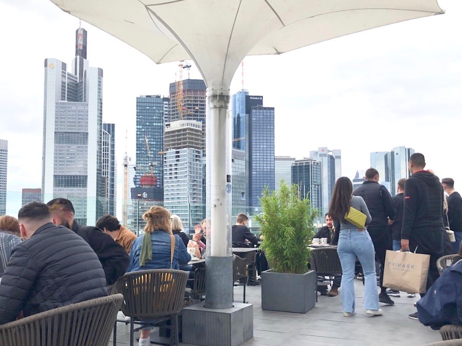 Vom Kaufhof-Cafe hat man einen schönen Blick auf das Bankenviertel.