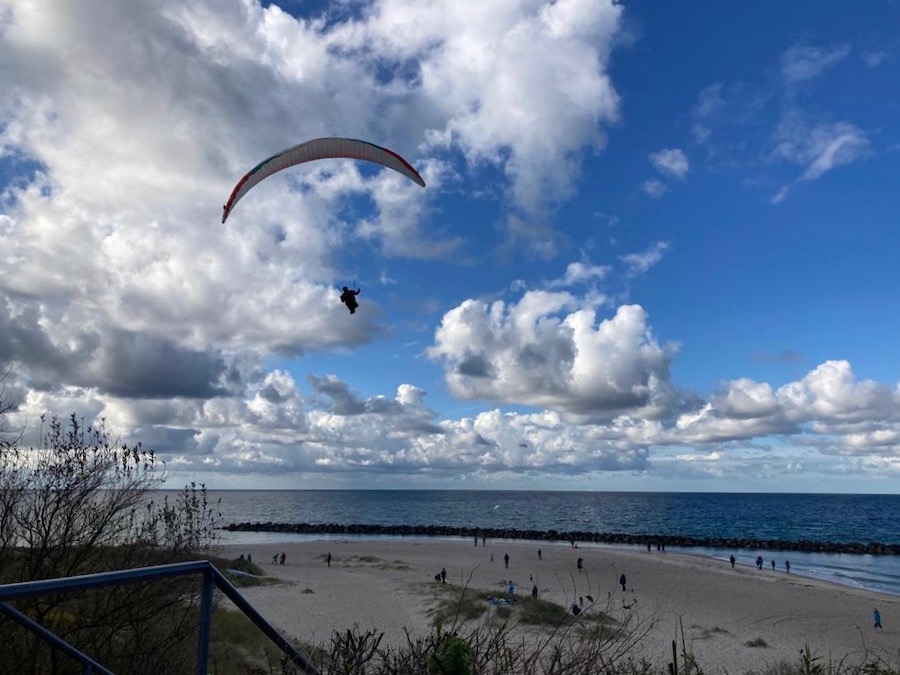 Kite-Surfer am Ahrenshooper Strand