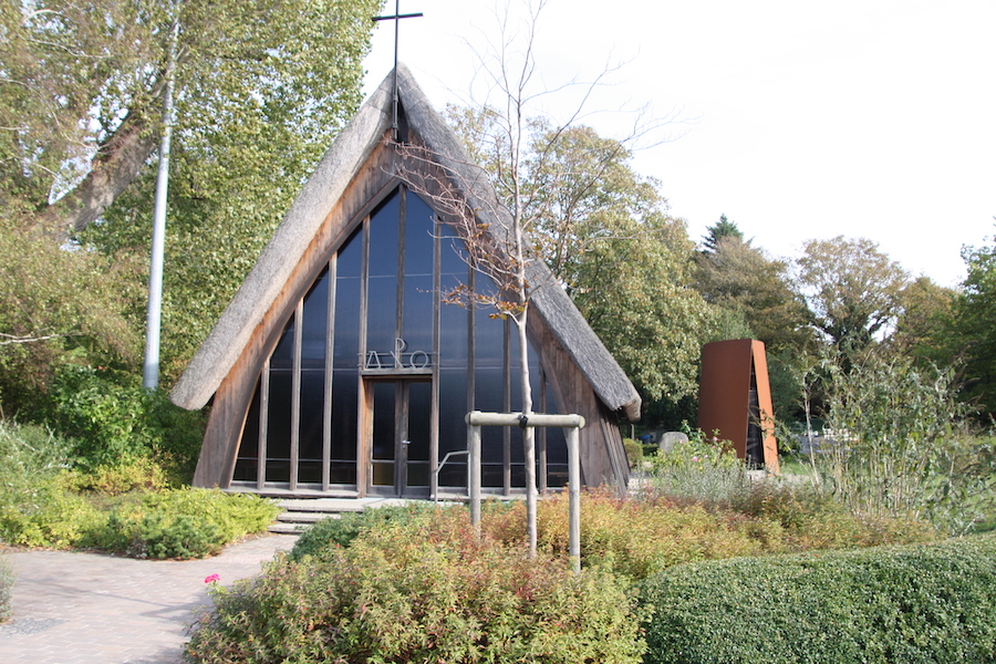 Die Ahrenshooper Schifferkirche wurde aus vielem gespendeten Material erbaut.