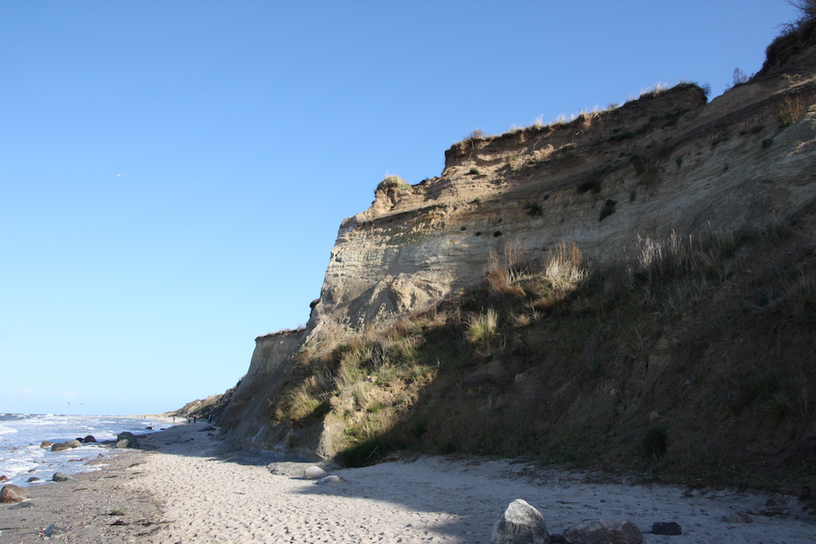 Das Steilufer vom Strand aus