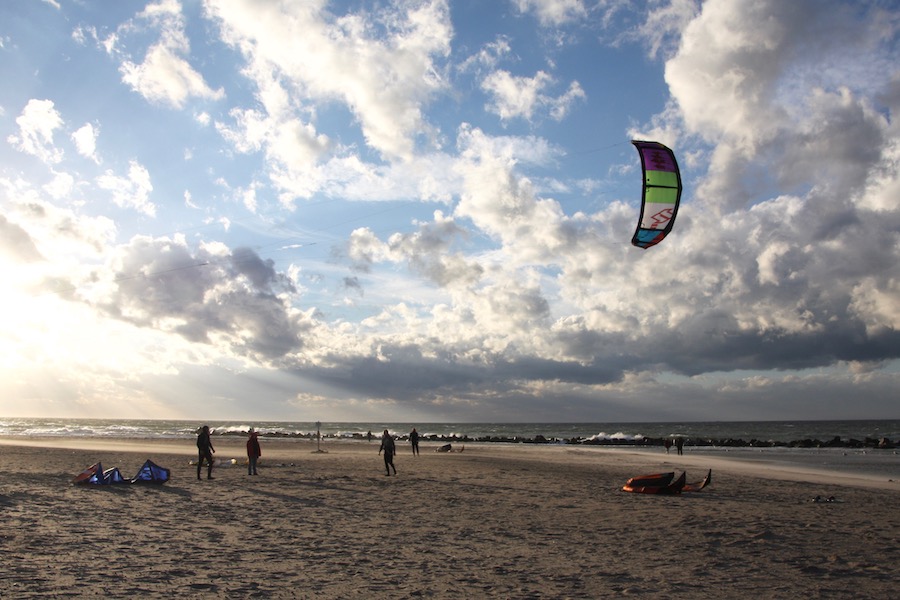 Oben: Kite-Surfer bei starkem Wind