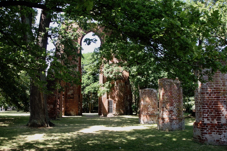 an kann die Ausmaße der Hallenkirche noch erkennen