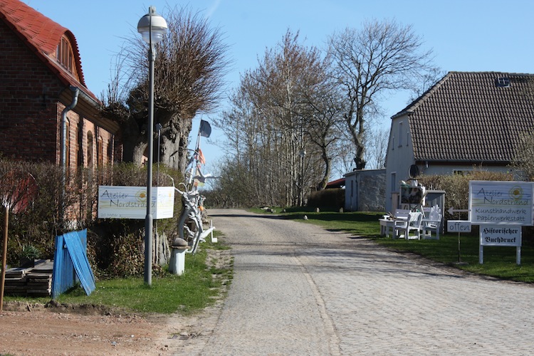 Die Dorfstraße vor dem Einfall der Tagestouristen.