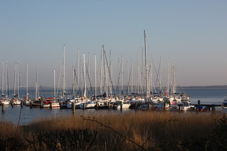 Der Hafen von Breege in der Dämmerung.