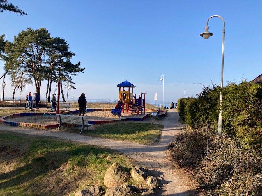 Direkt am Strand der Spielplatz für die Kinder...