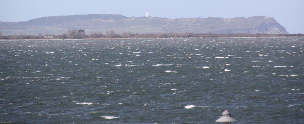 Der Leuchtturm auf dem Hiddenseer Dornbusch ist gut zu erkennen.