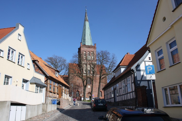 Bergener Kirche aus der Richtung des Marktes gesehen