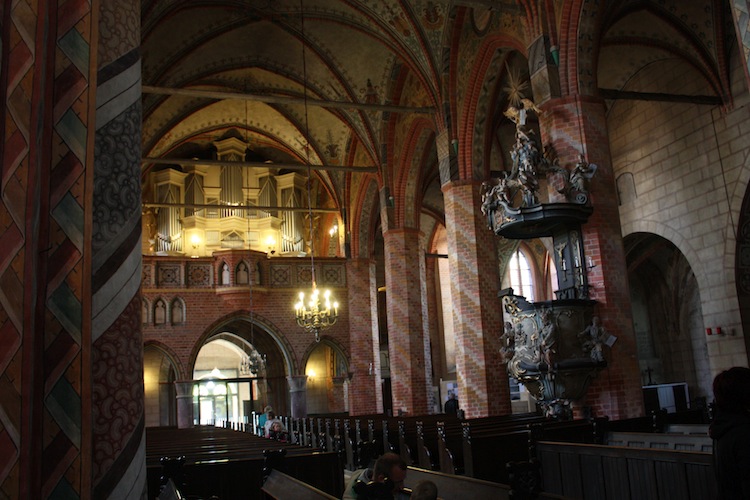 Bergener Kirche von innen. Man sieht deutlich die verschiedenen Stile.