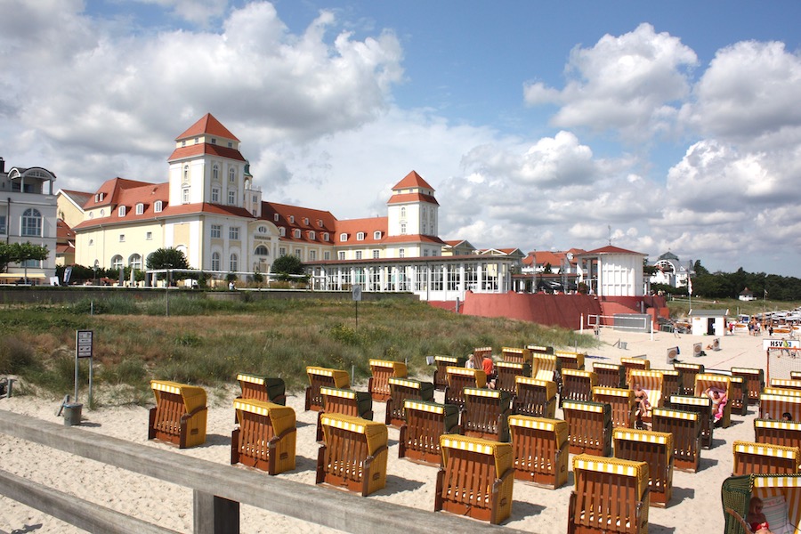 Das Kurhaus im Seebad Binz von der Seebrücke Ende Juli 2012