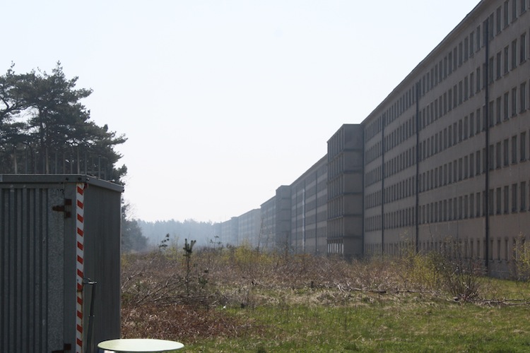 Der nördliche Gebäuderiegel (Block vier oder fünf) im April 2011 von der Landseite