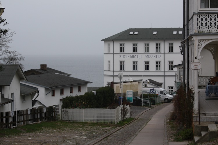 Das Strandhotel Sassnitz liegt auf halber Höhe