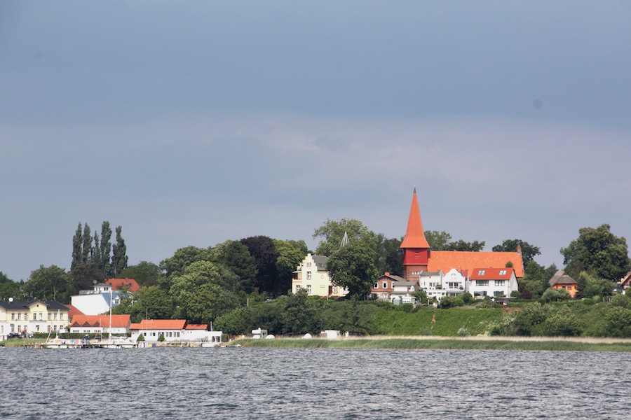 Altefähr vom Strelasund aus gesehen