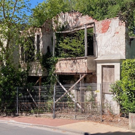 Die gleiche Villa im Mai 2025 - der Besitzer scheint abwarten zu können