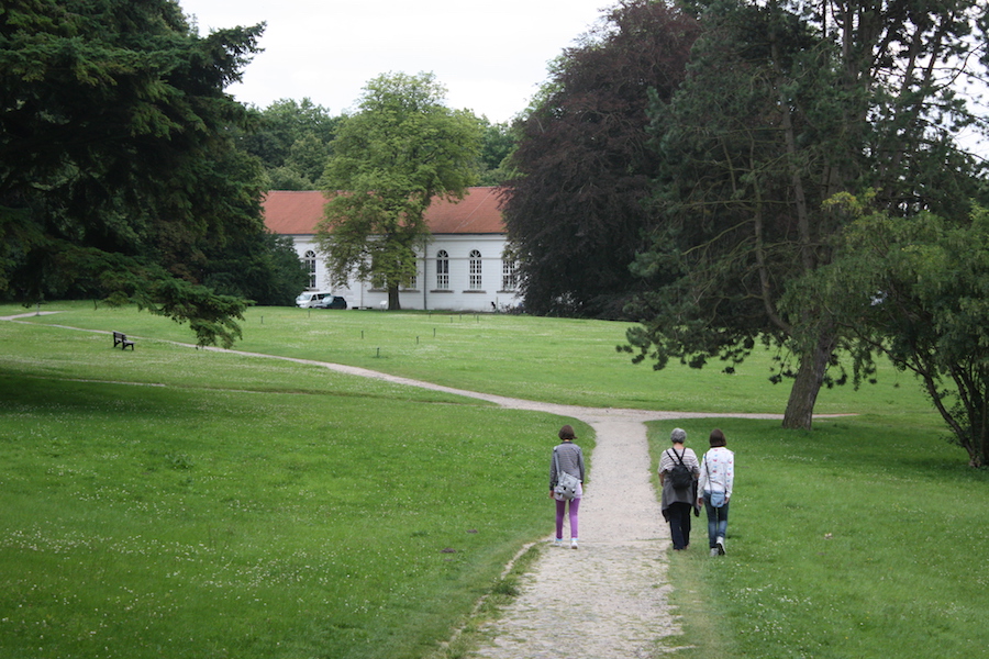 Ein klitzekleiner Teil des Parks - im Hintergrund das Theater.