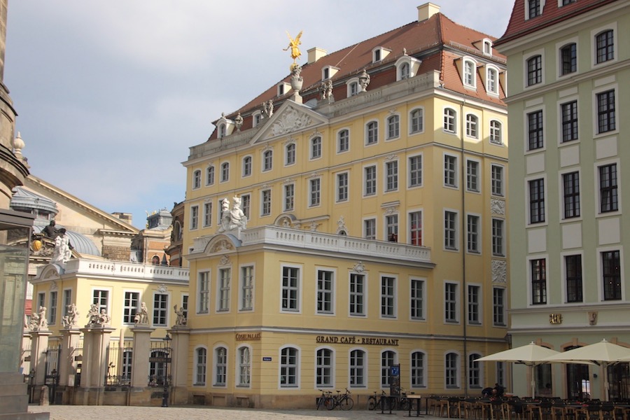 Coselpalais - links sieht man den Beginn der Frauenkirche