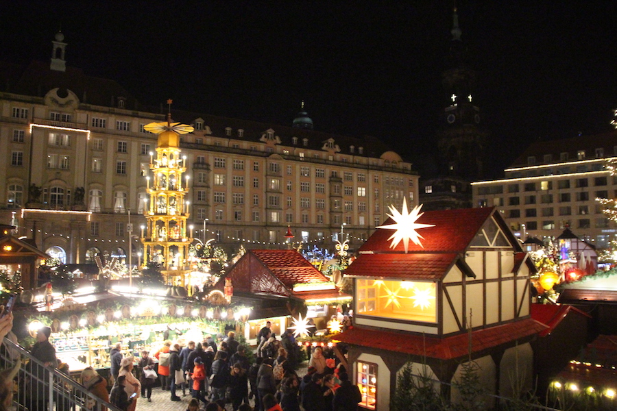 Das Wesentliche am Weihnachtsmarkt: Glühwein, Freßbuden und nettes Zeug, was man nicht braucht.