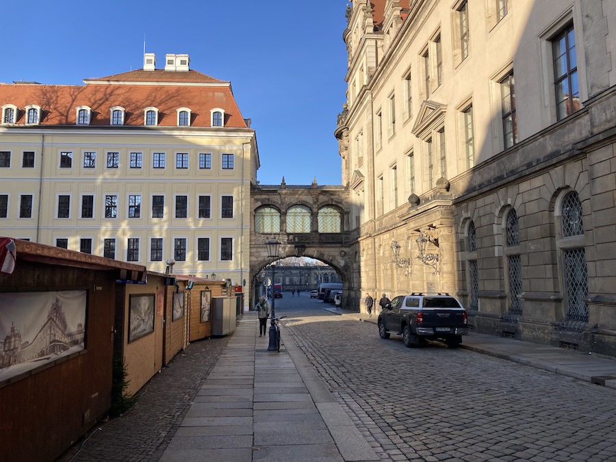 Über den Gang über dem Torbogen konnte Constantia jederzeit vom Taschenbergpalais ins Schloß zu August dem Starken kommen.