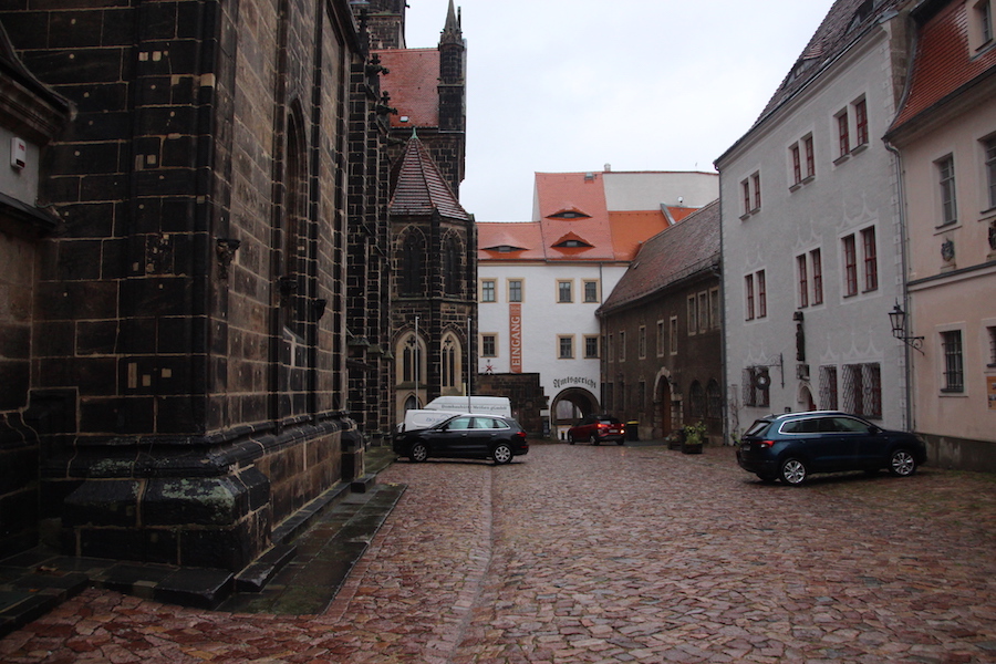 Parken vor dem Dom ist eingeschränkt möglich