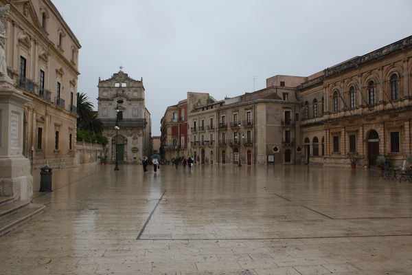 Der Domplatz in Syrakus ist nur bei Regen so leer.