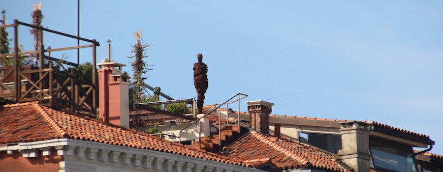 Skluptur auf einem Hausdach hinter der Accademia (Fahrtrichtung Lido)