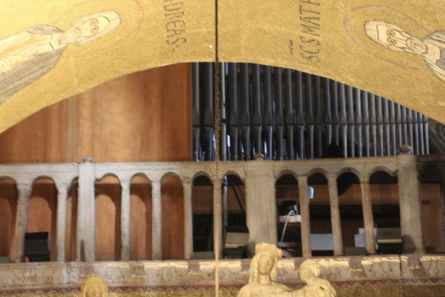 Einer der Katzenstege von unten - im Hintergrund die aktuelle Orgel.